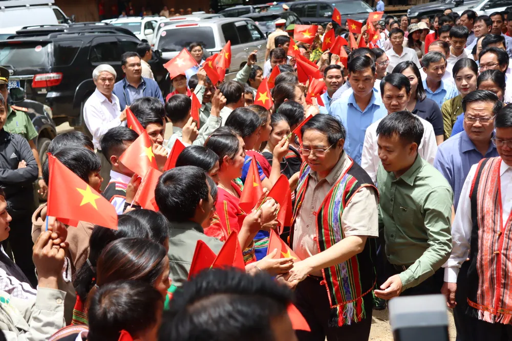 Người dân vui mừng chào đón Thủ tướng đến thăm Người dân vui mừng chào đón Thủ tướng đến thăm