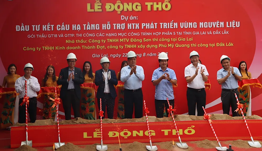 Các đại biểu tham gia động thổ dự án đầu tư kết cấu hạ tầng hỗ trợ HTX phát triển vùng nguyên liệu Các đại biểu tham gia động thổ dự án đầu tư kết cấu hạ tầng hỗ trợ HTX phát triển vùng nguyên liệu