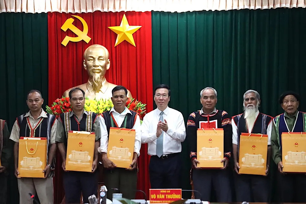 Chủ tịch nước tặng quà các già làng. Ảnh: HỮU PHÚC