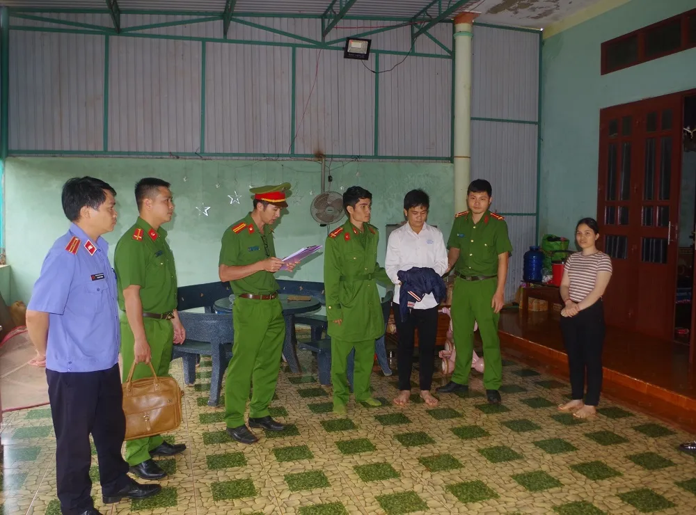 Công an thi hành lệnh bắt bị can để tạm giam Hoàng Quốc Thắng (áo trắng). Ảnh: Công an tỉnh Gia Lai Công an thi hành lệnh bắt bị can để tạm giam Hoàng Quốc Thắng (áo trắng). Ảnh: Công an tỉnh Gia Lai