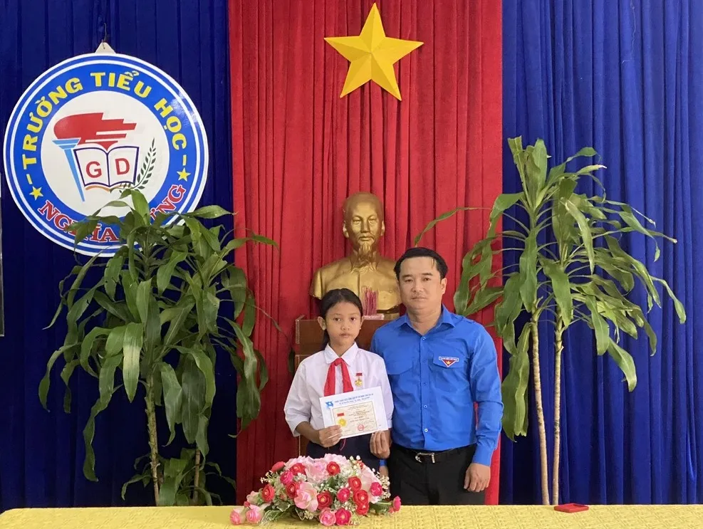 Anh Đỗ Duy Nam, Phó Bí thư Tỉnh Đoàn Gia Lai đã trao Huy hiệu “Tuổi trẻ dũng cảm” cho em Rơ Châm Ư.