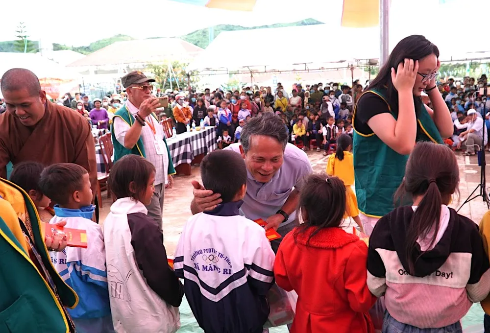 Thăm hỏi các em học sinh