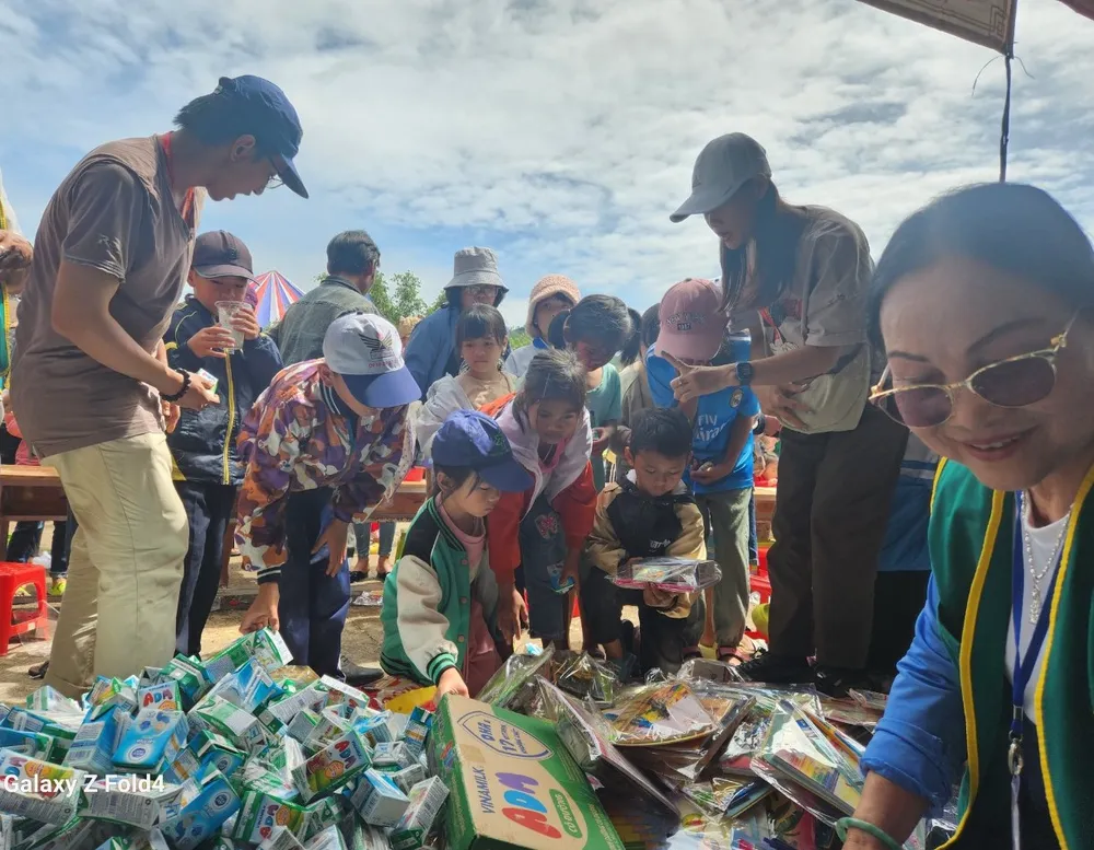 Tặng quà cho các em học sinh