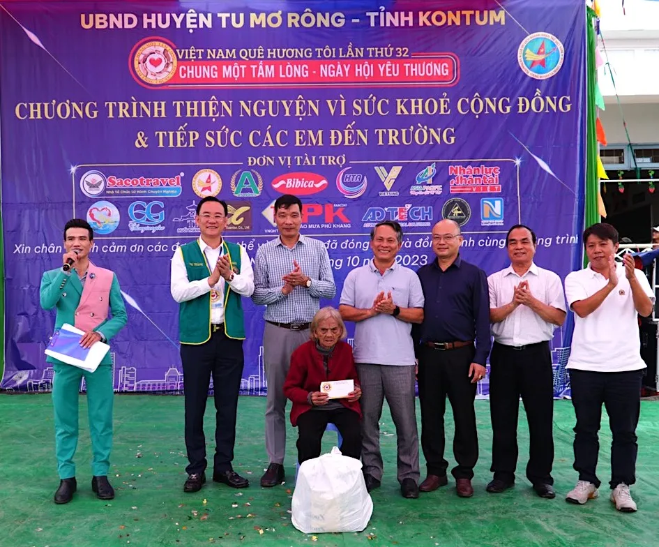 Tặng quà cho người có công ở huyện Tu Mơ Rông