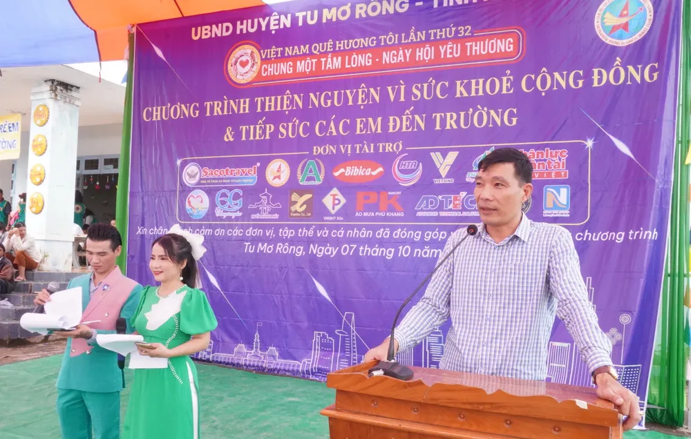 Ông Phạm Xuân Quang, Phó Chủ tịch UBND huyện Tu Mơ Rông cám ơn đoàn thiện nguyện