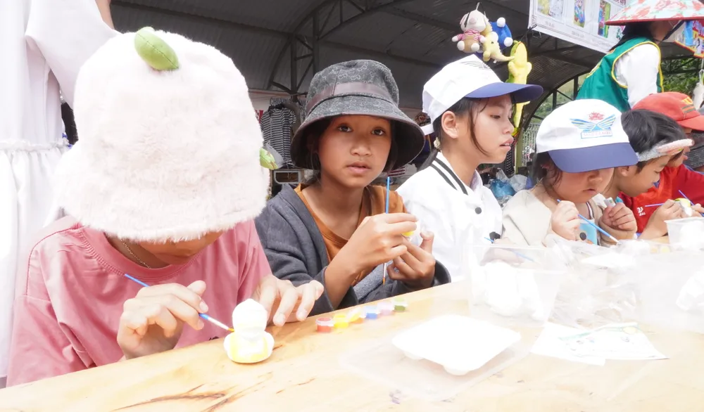 Học sinh Xơ Đăng được vui chơi, tô tượng