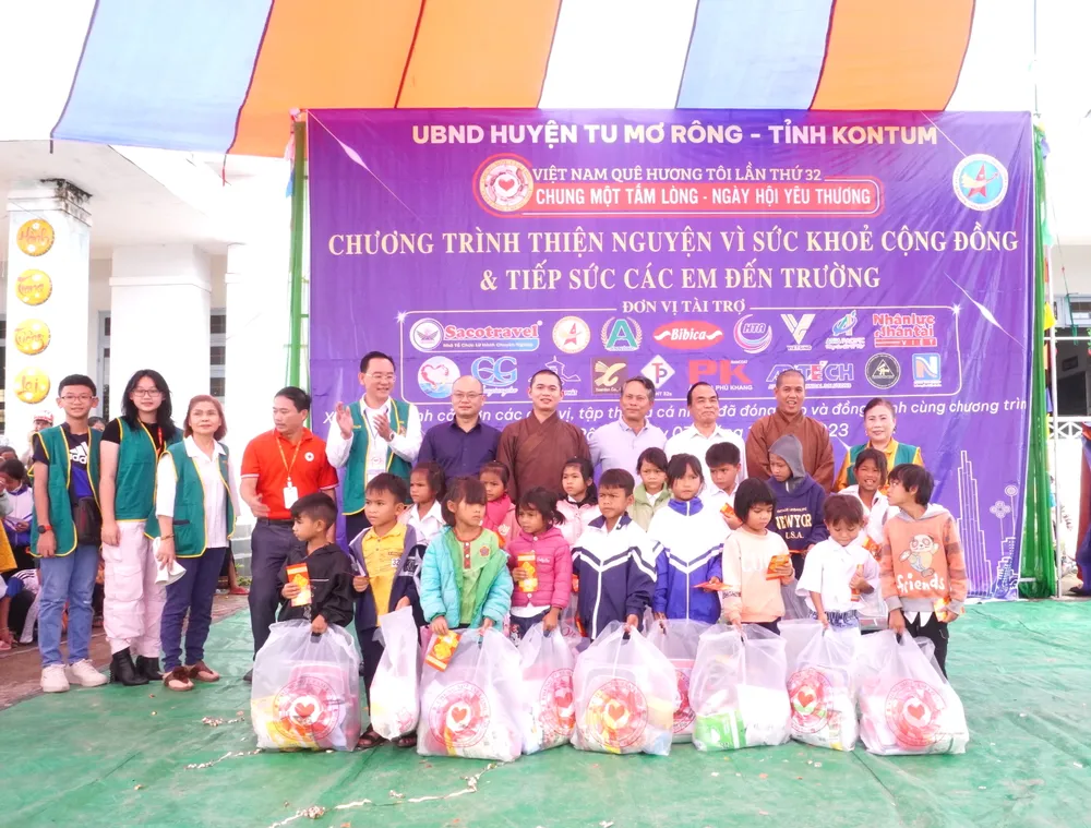 Tặng quà cho học sinh