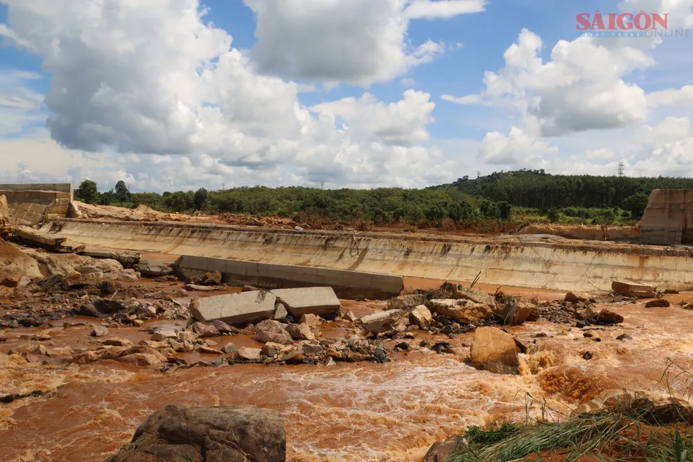 Tấm bê tông phục vụ thi công đập tràn bị vỡ