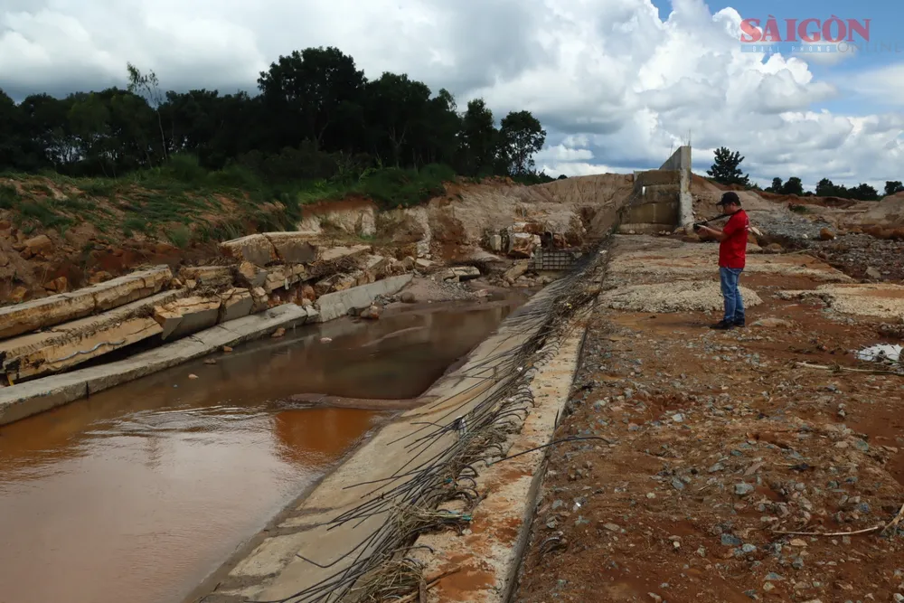 Phần tường bị cuốn