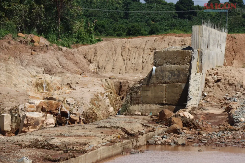 Đoạn tường bị vỡ, cuốn bay