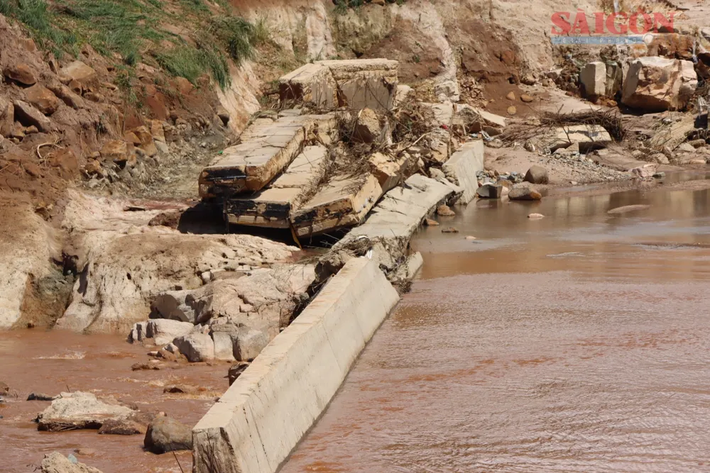 Tường bê tông vỡ vụn