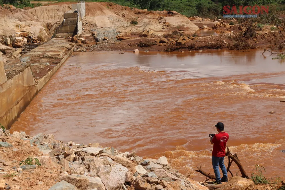 Tường bê tông phục vụ thi công thủy điện bị vỡ