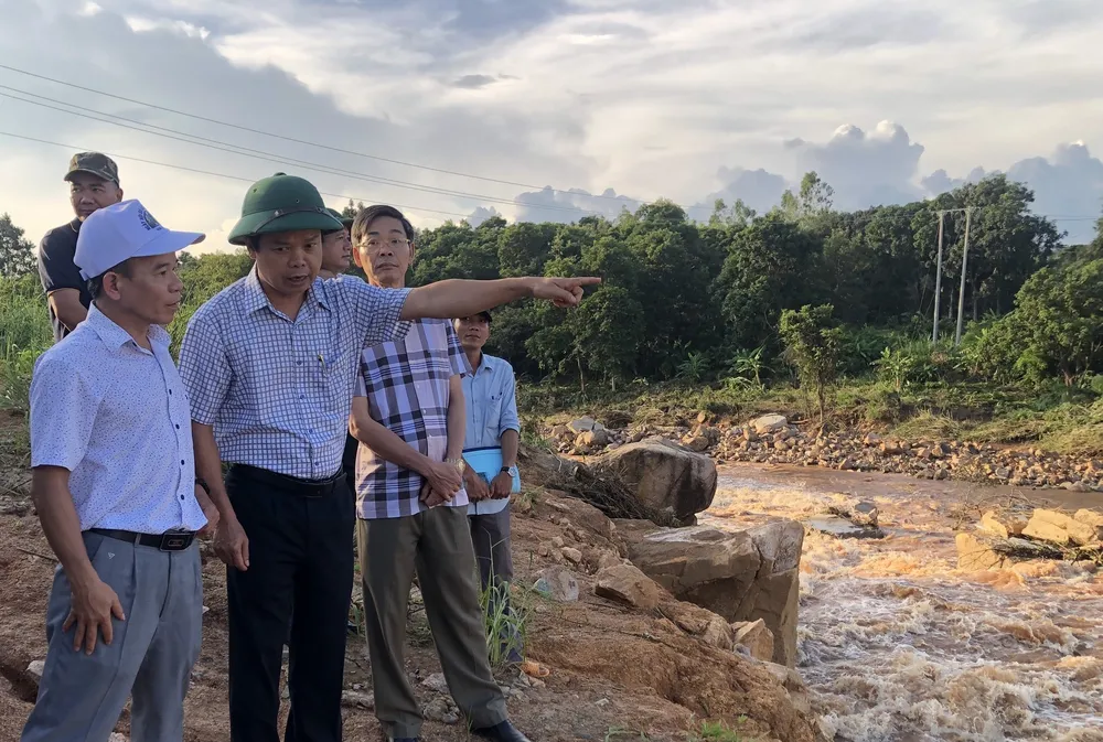 Ông Nguyễn Hữu Quế, Phó Chủ tịch UBND tỉnh (thứ 2 từ trái qua) kiểm tra thực tế tại hiện trường xảy ra sự cố. Ảnh: LK