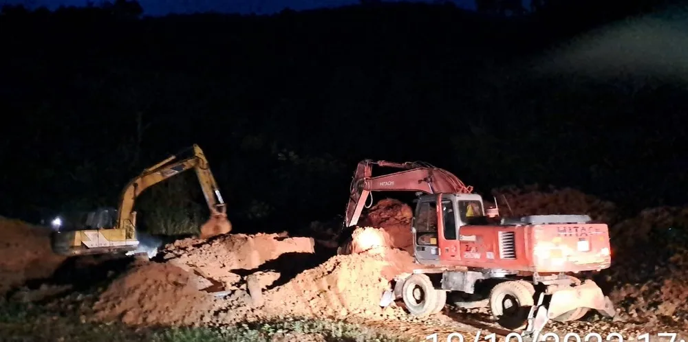 Xe múc san gạt vị trí sạt lở trong đêm