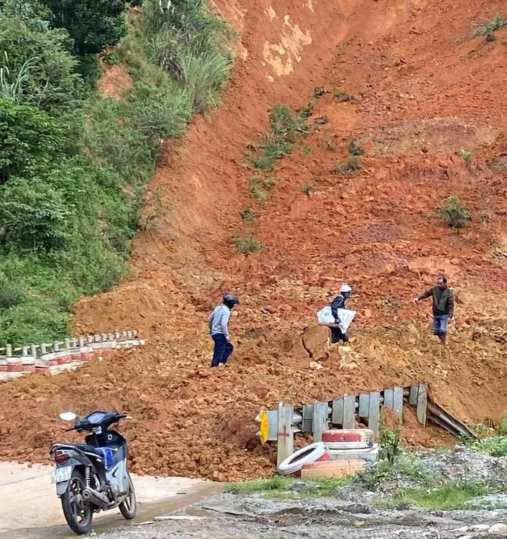 Sạt lở trên đèo Lò Xo. Ảnh: UBND xã Đắk Man cung cấp Sạt lở trên đèo Lò Xo. Ảnh: UBND xã Đắk Man cung cấp