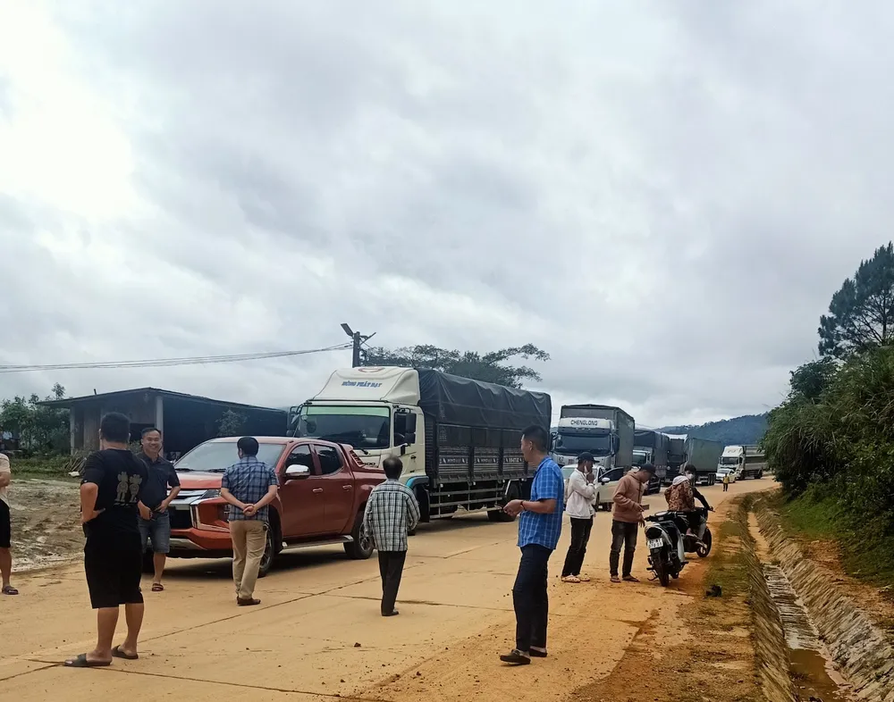 Người dân chờ thông đường. Ảnh: UBND xã Đắk Man Người dân chờ thông đường. Ảnh: UBND xã Đắk Man