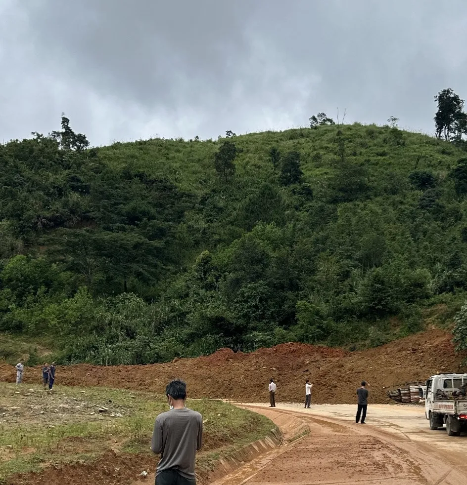Sạt lở đèo khiến người dân không thể đi lại. Ảnh: UBND xã Đắk Man Sạt lở đèo khiến người dân không thể đi lại. Ảnh: UBND xã Đắk Man