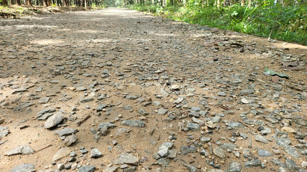 Đường do xã quản lý bị bong tróc do quá trình vận chuyển vật liệu để thi công dự án gây ra