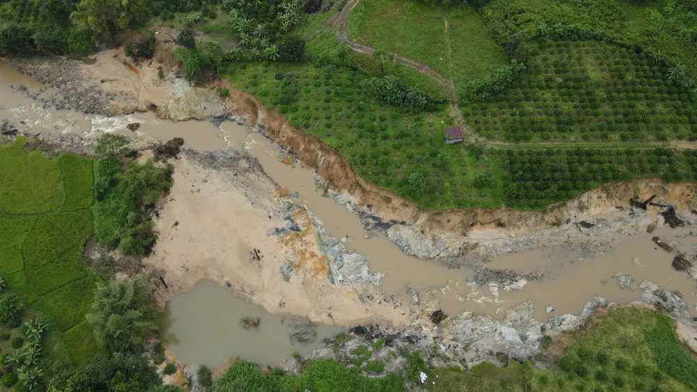 Đất sản xuất gần mỏ đá bị sạt lở Đất sản xuất gần mỏ đá bị sạt lở