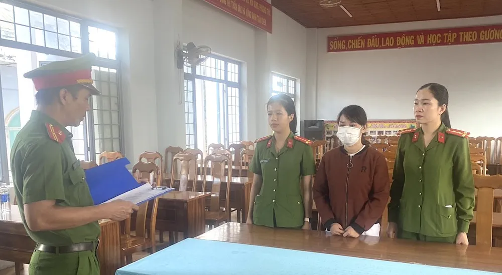 Công an đọc lệnh bắt bà Đồng. Ảnh: Công an huyện Đắk Hà Công an đọc lệnh bắt bà Đồng. Ảnh: Công an huyện Đắk Hà