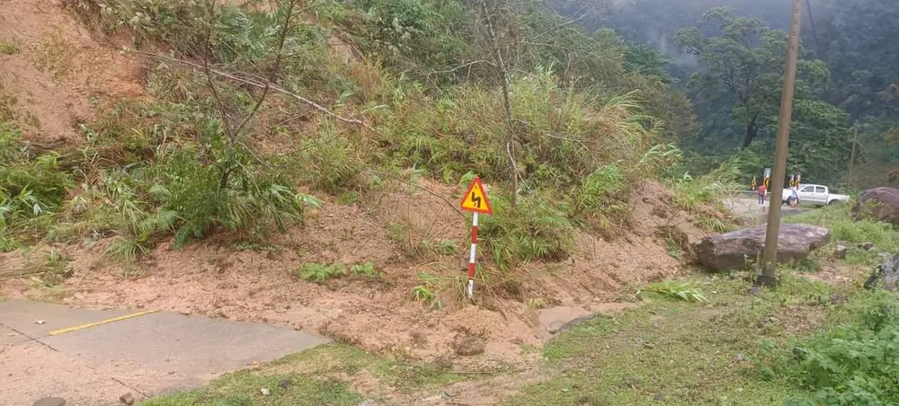 Sạt lở trên đường Trường Sơn Đông. Ảnh: Đảng uỷ xã Ngọc Tem