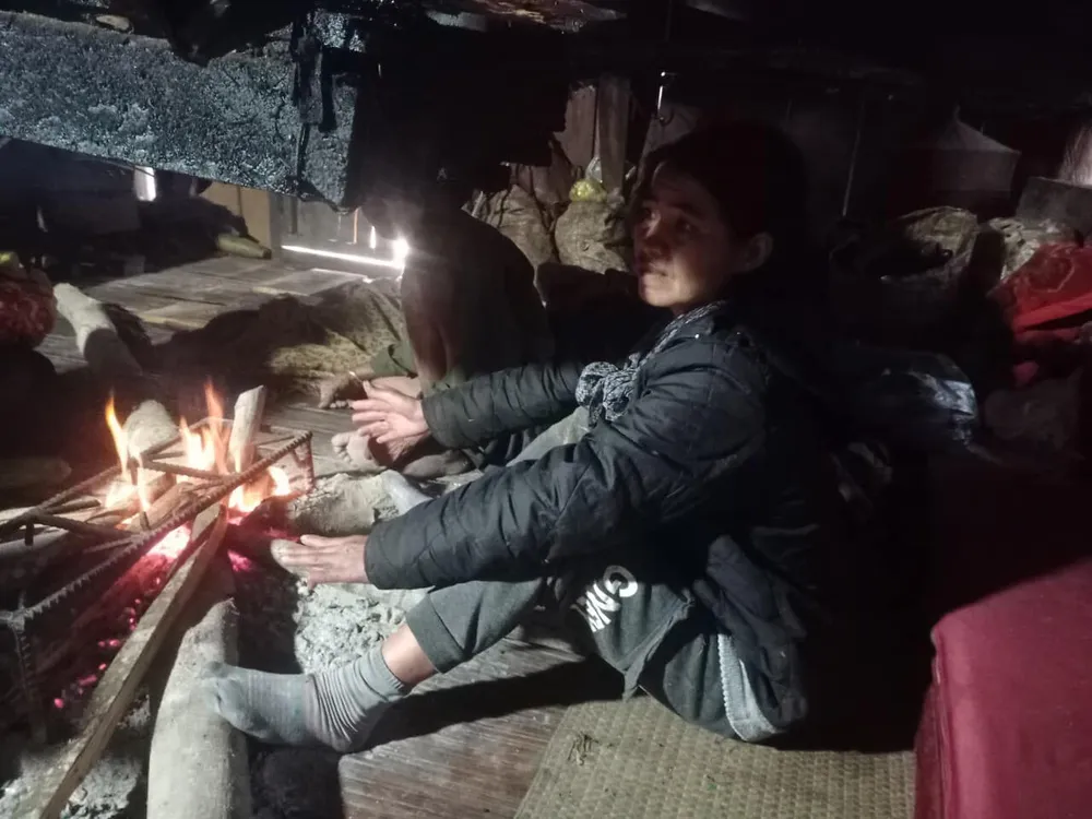 Sưởi ấm cho chị Y Kinh. Ảnh: Công an huyện Kon Plông Sưởi ấm cho chị Y Kinh. Ảnh: Công an huyện Kon Plông