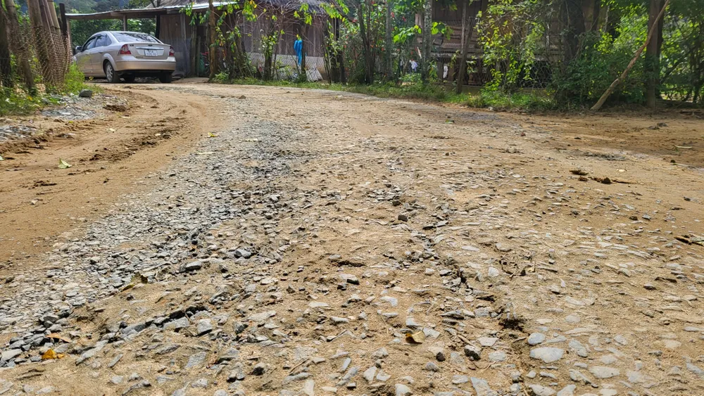 Mặt đường qua thôn Viôlắc bong tróc Mặt đường qua thôn Viôlắc bong tróc