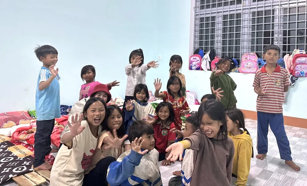 Niềm vui của các em học sinh khi được trường nuôi dưỡng