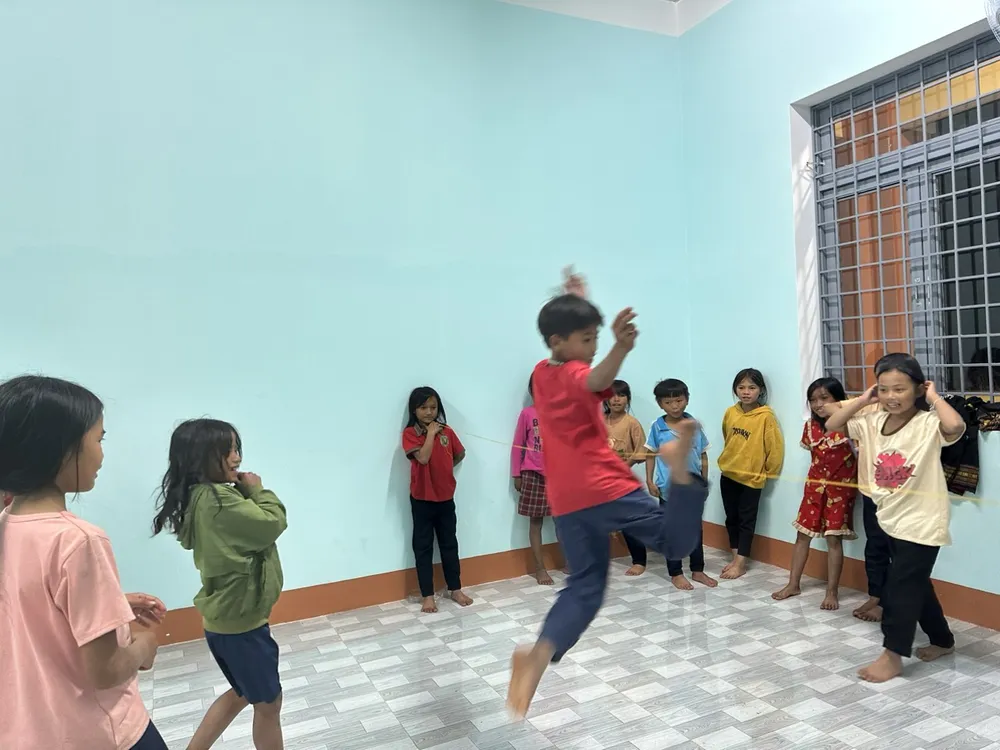 Các em ở lại trường được vui chơi