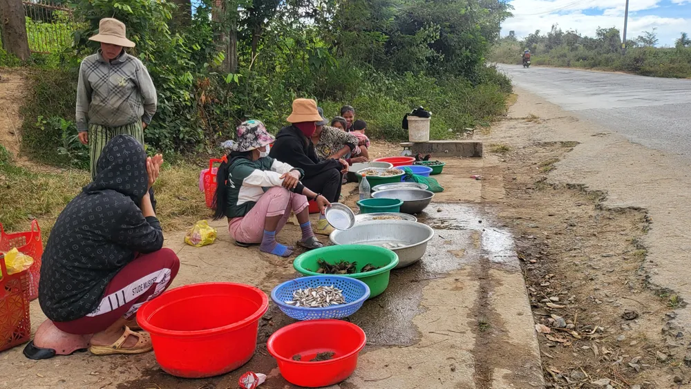 Cách chợ phiên xã Ngọk Bay không xa, người dân bán cá tôm cạnh đường