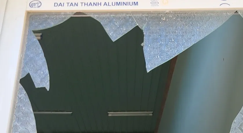 Cửa nhà vệ sinh bị đập phá