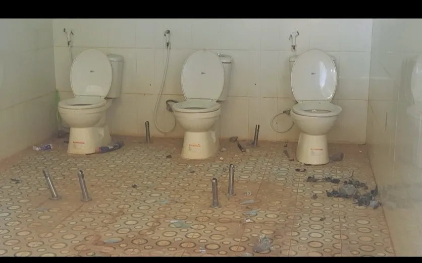 Cửa nhà vệ sinh bị phá