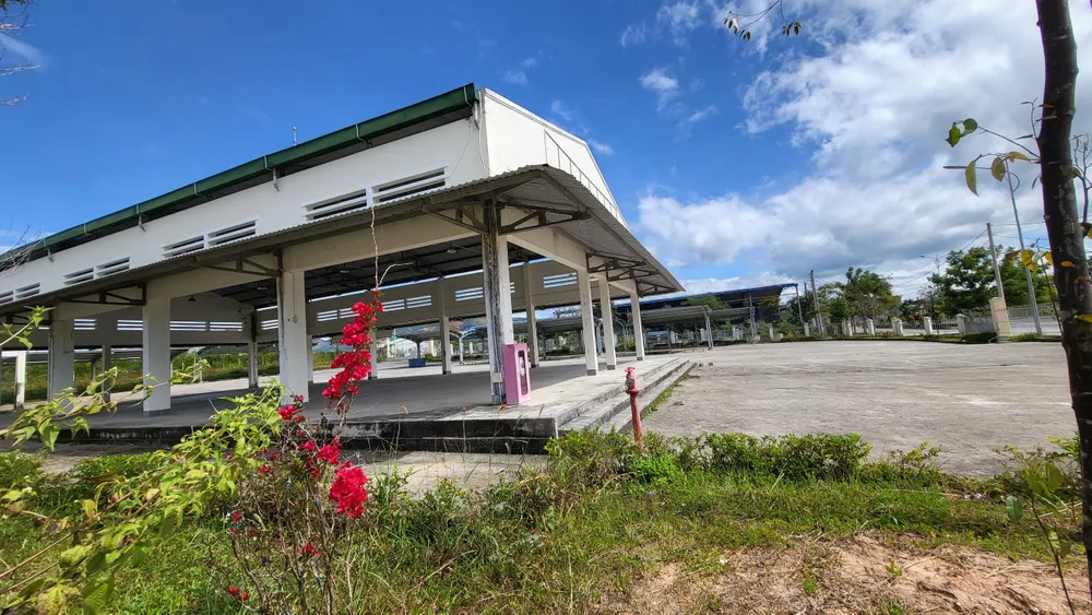 Bên trong chợ mới Sa Thầy