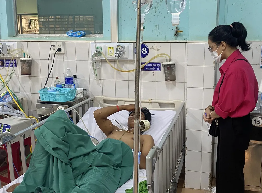 Anh Sơng đang được điều trị tại bệnh viện. Ảnh: NHƯ NGUYỆN Anh Sơng đang được điều trị tại bệnh viện. Ảnh: NHƯ NGUYỆN