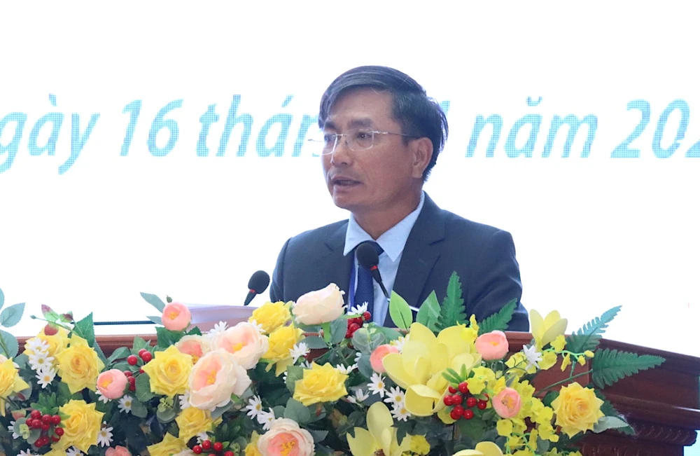 Ông Nguyễn Ngọc Sâm, Phó Chủ tịch UBND tỉnh Kon Tum công bố quyết định phê duyệt quy hoạch tỉnh Kon Tum của Thủ tướng Chính phủ. Ảnh: HỮU PHÚC z5076614170966-883222f4fded2f9f33add167d44529a8-6486.jpg