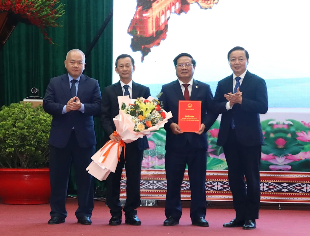 Phó Thủ tướng Trần Hồng Hà trao quyết định phê duyệt quy hoạch cho tỉnh Kon Tum z5076805098143-cf32119234630ddbb097a5bcc52bc8d9-9627.jpg