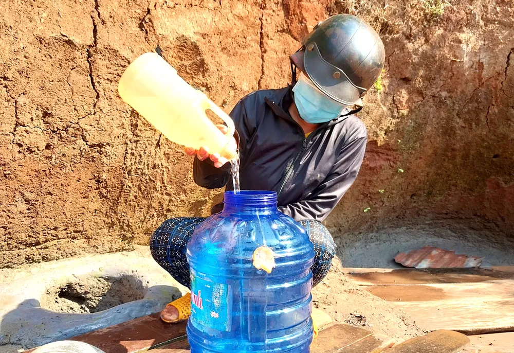Người dân xã Ia Nan ra các giọt nước để lấy nước về dùng. Ảnh: LK Unknown.jpeg