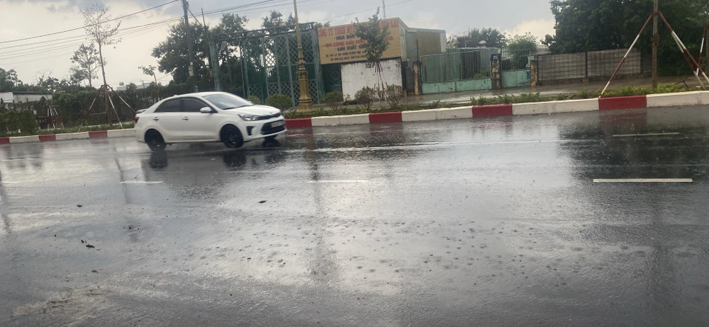Cơn mưa diễn ra chiều nay ở TP Pleiku Unknown.jpeg