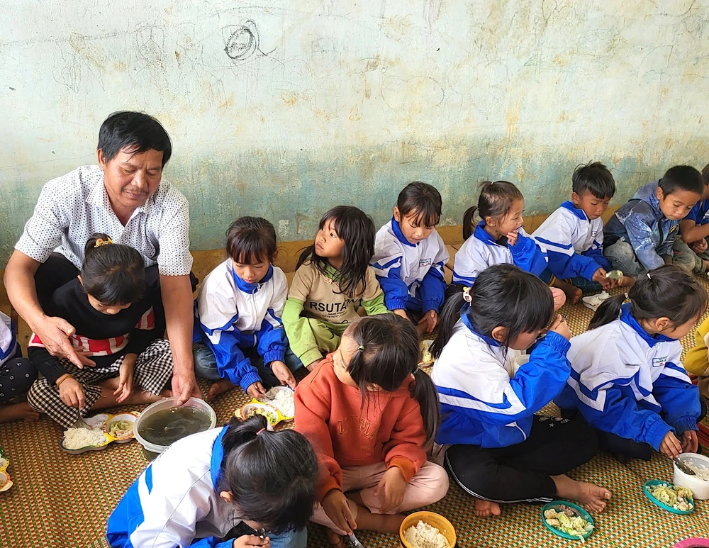 Giáo viên Trường Tiểu học Đăk Hà trong một lần nấu ăn trưa miễn phí cho học sinh điểm trường Ty Tu 03.jpg