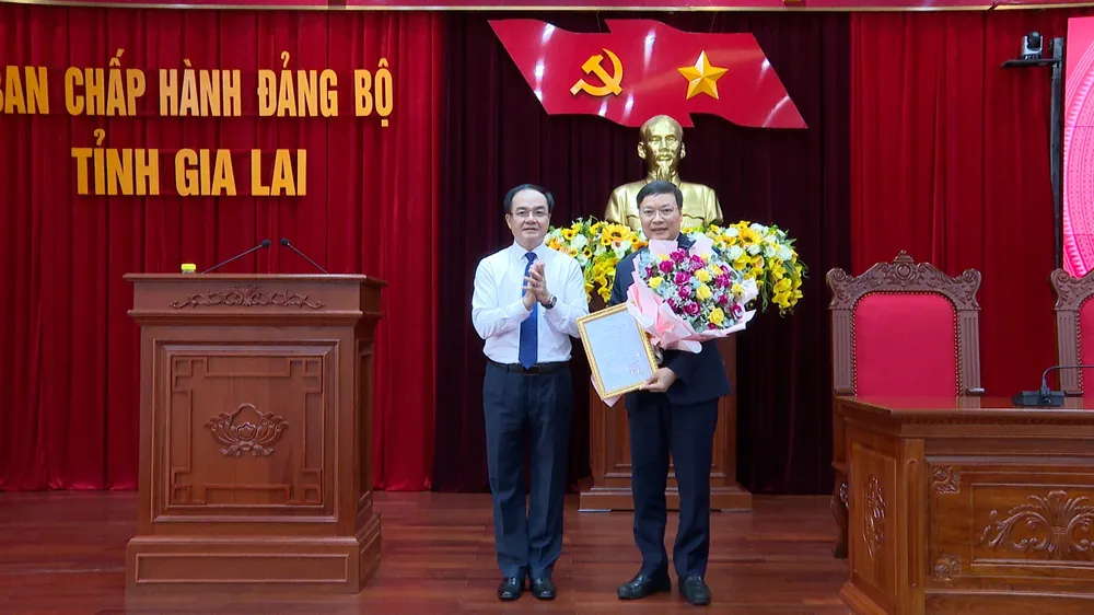 Bộ Nội vụ trao quyết định cho ông Trương Hải Long (bên phải) frfcg.jpeg