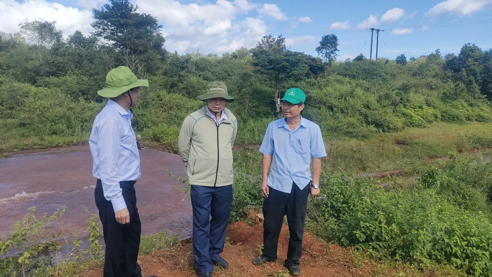 Ông Dương Mah Tiệp, Phó Chủ tịch UBND tỉnh Gia Lai có mặt tại hiện trường để chỉ đạo công tác khắc phục rgegsfd.jpeg