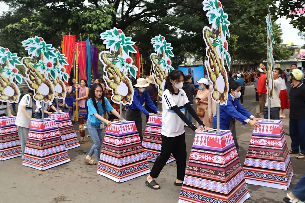 Cây sâm Ngọc Linh được phục dựng, diễu hành trên phố. Ảnh: HỮU PHÚC A17.jpeg