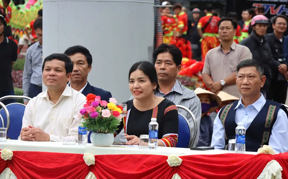 Ông Nguyễn Đức Tuy (bên trái), Phó Bí thư Tỉnh ủy và bà Y Ngọc, Phó Chủ tịch UBND tỉnh Kon Tum dự phiên mạc lễ hội đường phố. Ảnh: HỮU PHÚC A2.jpeg