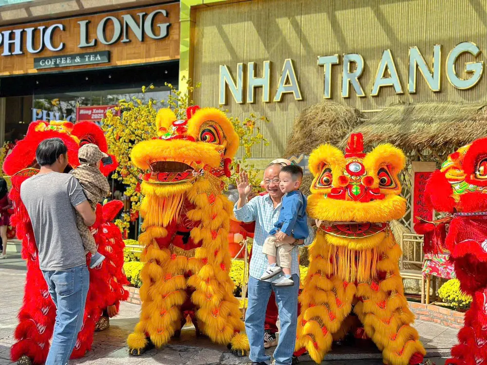 Người dân du xuân tại TP Nha Trang nhan 3.jpeg