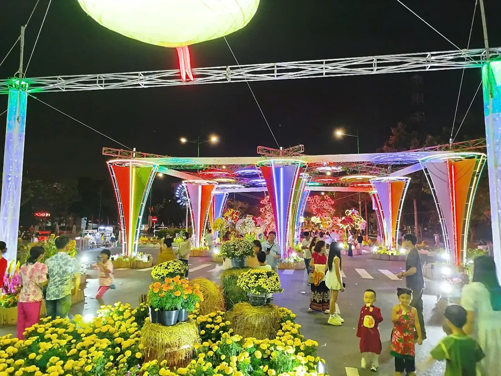 Đường hoa xuân ở TP Phan Thiết (tỉnh Bình Thuận) thu hút đông người dân, du khách tham quan thang.jpeg