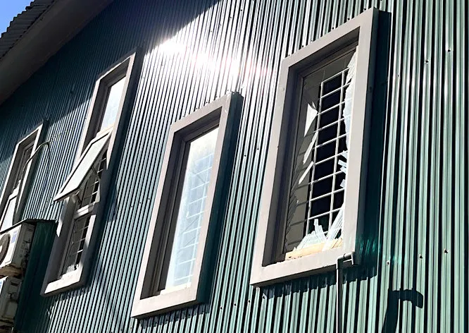 Nhiều tấm kính bị vỡ. Ảnh: VN A2222.jpg