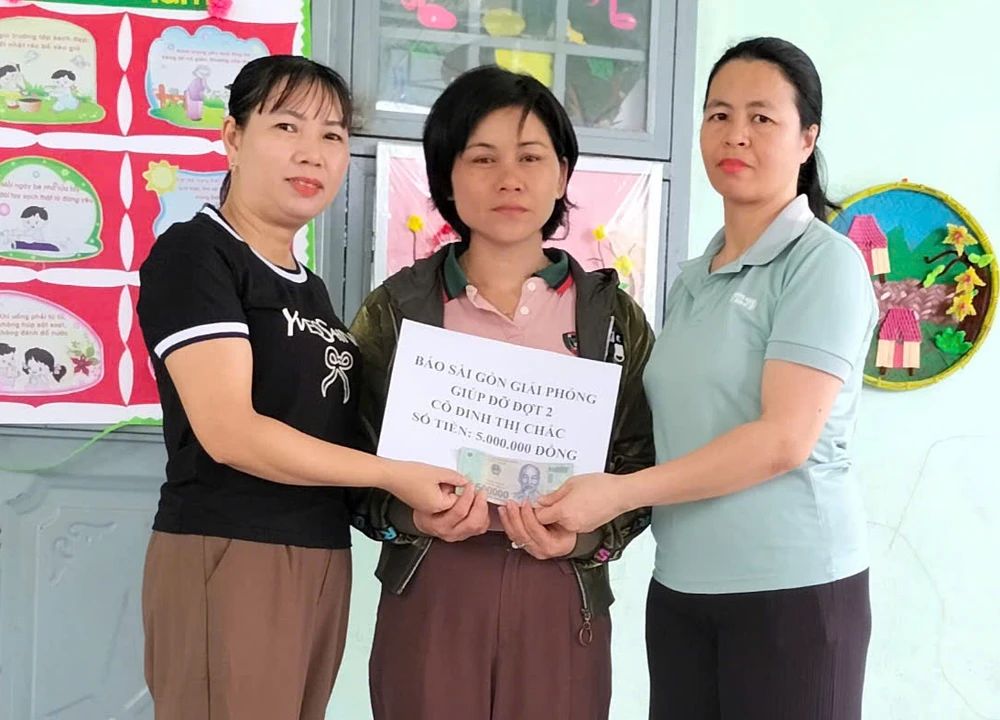Thay mặt bạn đọc Báo SGGP, Trường Mầm non Hoa Pơ Lang trao tiền hỗ trợ đợt 2 cho cô Chắc 5b0e5001a40b16554f1a.jpg