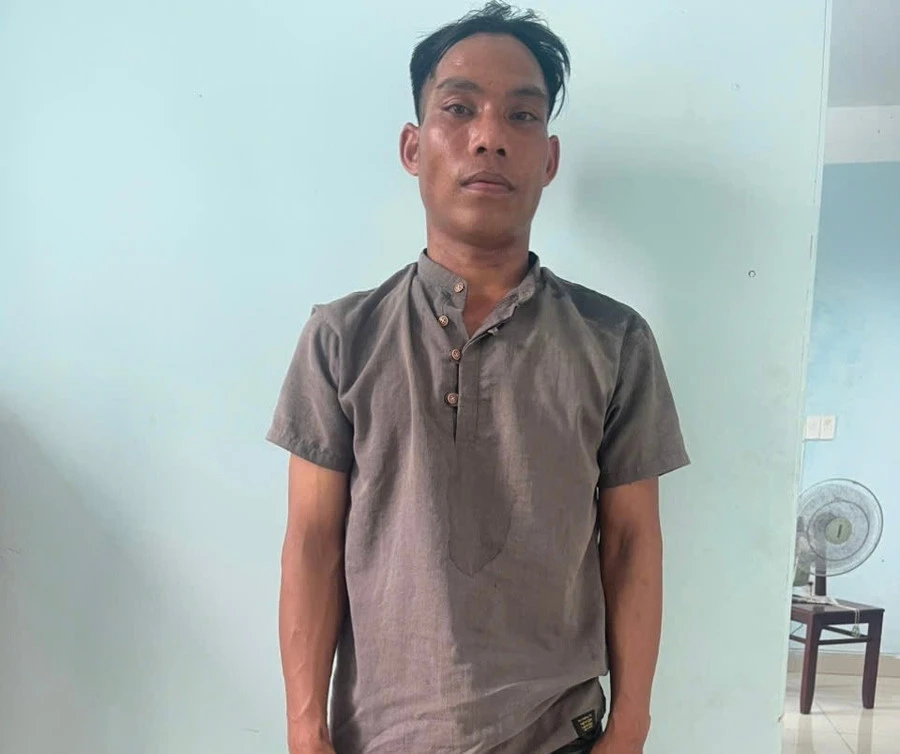 Đinh Tóc đến công an đầu thú. Ảnh: DUY HẢI cff.jpg