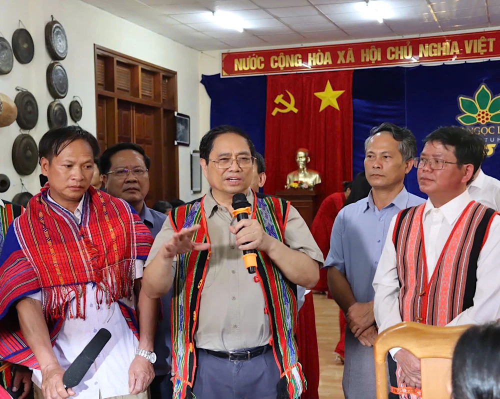Thủ tướng Chính phủ Phạm Minh Chính định hướng cho người dân, chính quyền địa phương phát triển sâm Ngọc Linh bền vững trong chuyến công tác tại huyện Tu Mơ Rông vào tháng 8-2023 01f09e9bc445761b2f54.jpg