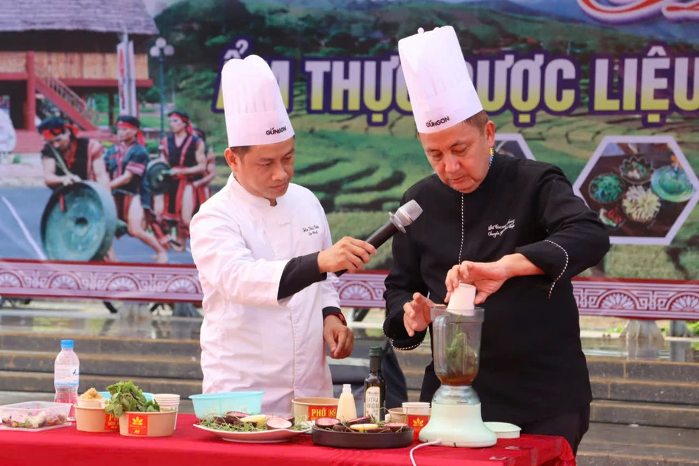 Các chuyên gia, đầu bếp chuyên nghiệp trổ tài chế biến ẩm thực từ sâm dây Tu Mơ Rông 12b0985222b190efc9a0.jpg